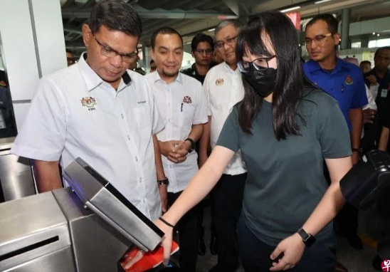 Holders of Singapore passports can use the automatic gate at the second checkpoint in Johor Bahru to enter the country from now on