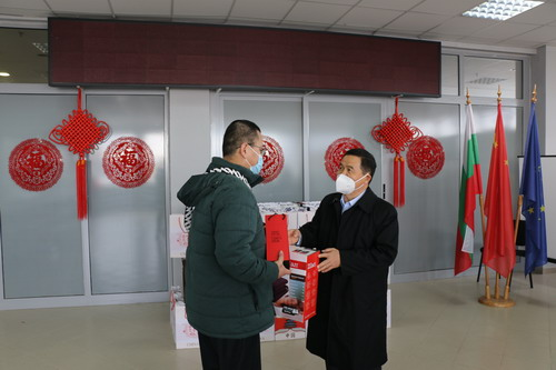 Dong Xiaojun, Ambassador to Bulgaria, visited the Ilinz Market in Sofia to express condolences to overseas Chinese and distributed 