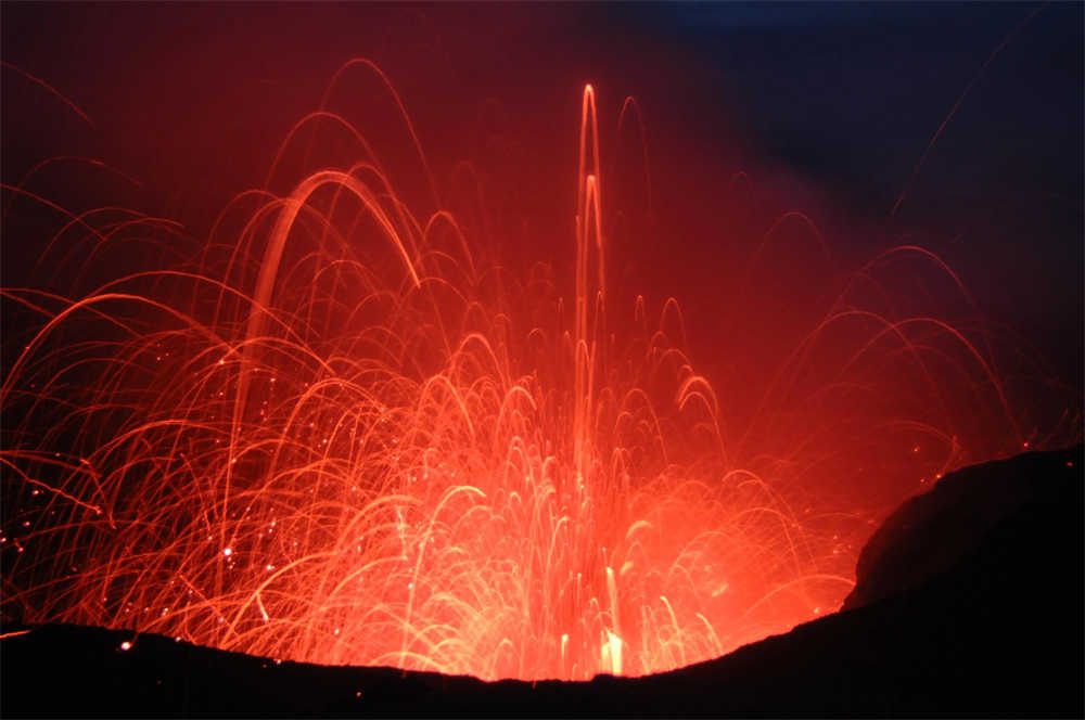  亚苏尔火山
